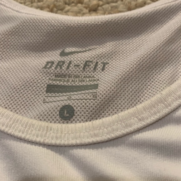 Nike athletic tank top with mesh backingNEVER WORN - Picture 2 of 4